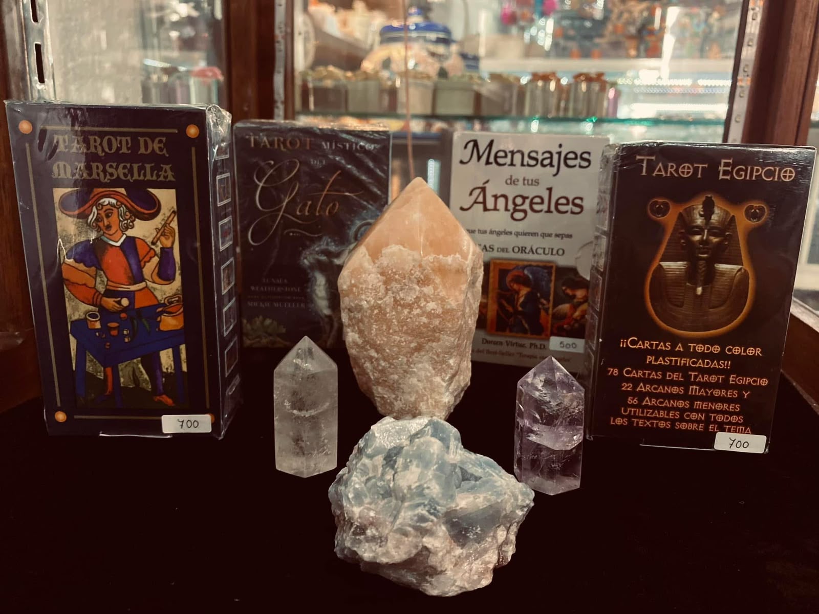 Cuarzos y barajas de tarot en una vitrina de la tienda.